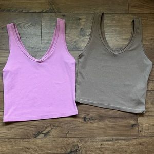 x2 Hollister SEAMLESS RIBBED FABRIC V-NECK TANK